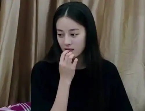 盘点三大女星素颜起床照,关晓彤鞠婧祎和迪日热巴,你更喜欢谁