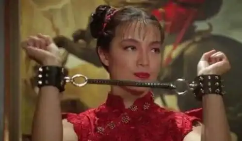 两代花木兰刘亦菲温明娜世纪同框一个优雅华丽,一个高贵迷人
