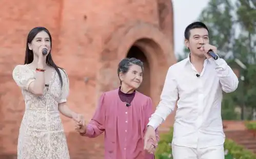 黄圣依牵89岁婆婆逛迪士尼,和杨子为她试公主裙,把婆婆宠成孩子
