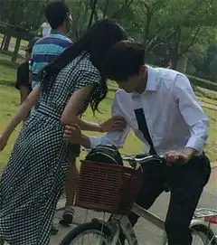 微微一笑很倾城郑爽身背pernelle与杨洋拍摄吻戏组图