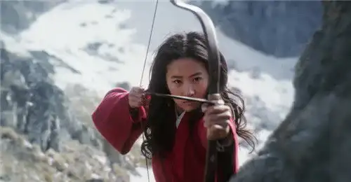 刘亦菲为拍摄花木兰练习射箭花絮照素颜依旧美
