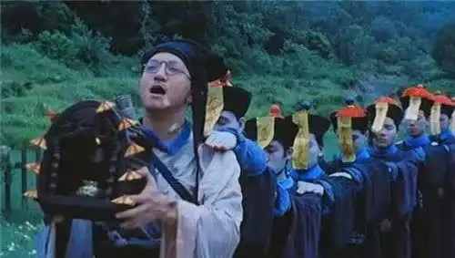 中国湘西有一种神秘赶尸术,人死后还能自己行走,身上贴满符咒
