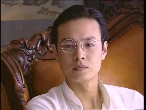 金粉世家佩芳在家中绣花,丈夫一直粘着她,她却将丈夫赶一旁去
