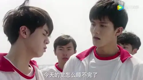 快把我哥带走时分的精神根本不在状态上,受指使爬上护栏
