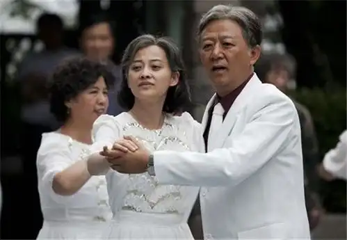 父母爱情剧组所有演员不用替身不用配音铸就接地气的真实感
