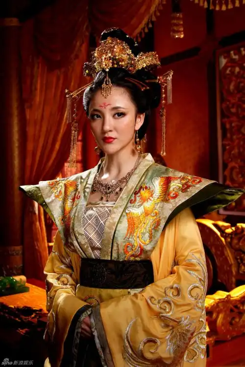 范冰冰李湘殷桃刘嘉玲贾静雯潘迎紫史上最全女皇72变
