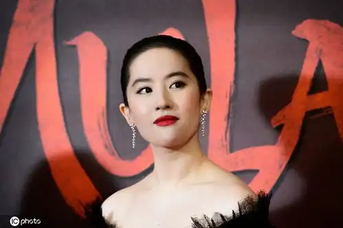 花木兰英国首映礼刘亦菲变黑天鹅神秘优雅美出天际