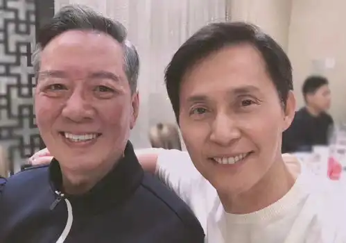 天龙八部演员再聚,骆应钧头发花白,与小4岁张国强同框似父子
