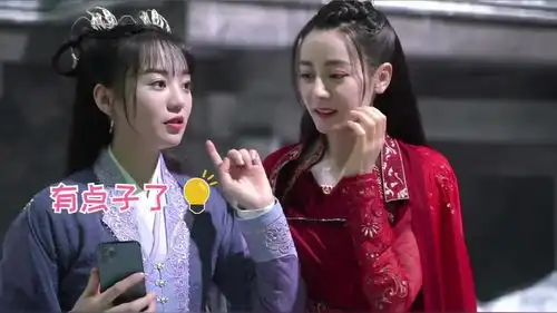 与君初相识花絮女演员片场很喜欢自拍,迪丽热巴总卖萌