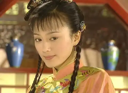 45岁秦岚参加活动,身着鎏金长裙美得好突出,不愧是琼瑶最宠女主
