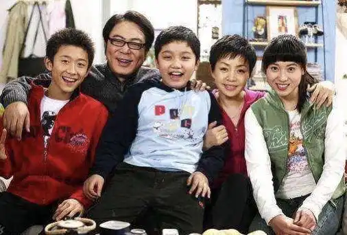 家有儿女夏东海47岁开吃播围裙不遮啤酒肚,双下巴实在瞩目
