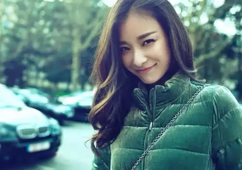 此人不是专业表演出身,却靠一部电影迅速走红,现如今拿高价片酬
