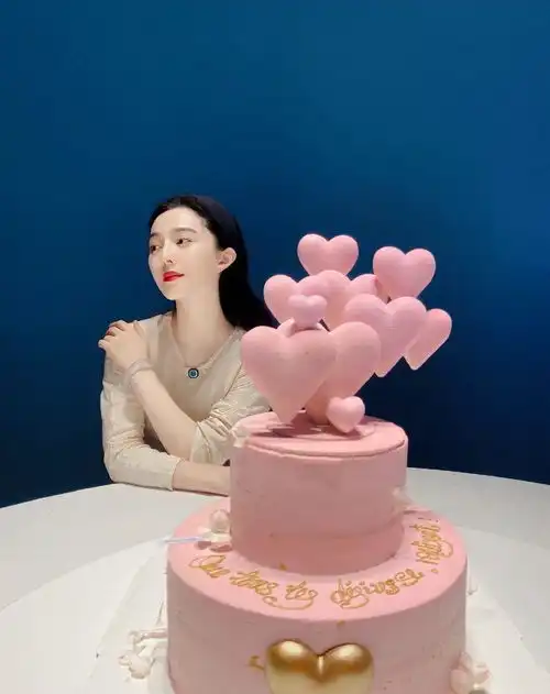 杨天真为40岁范冰冰庆生,嘟嘴献吻感情超好,毛若懿发长文送祝福
