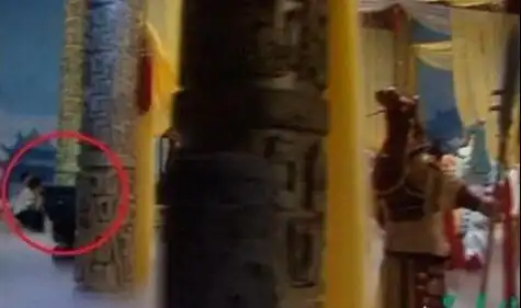 盘点西游记里的七大穿帮镜头,哈哈,猪八戒的钉耙居然进化了

