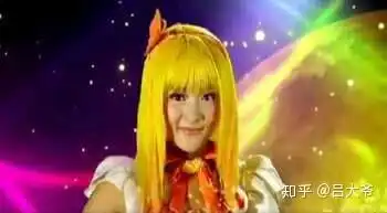 为什么巴拉拉小魔仙中的小蓝姐姐一直穿着黄色的衣服而不是蓝色
