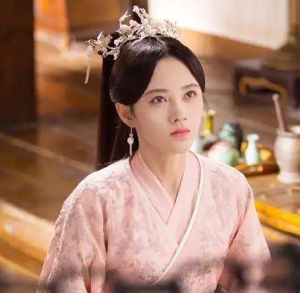 难怪鞠婧祎从不出演现代剧,当她换上蕾丝裙后,腰围过于真实
