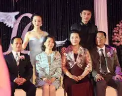 李小璐妈妈年轻时军装照曝光
