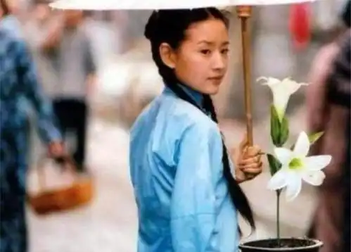1996年春晚,有谁注意到赵丽蓉身旁端酒的丫环后成了陈坤的白月光
