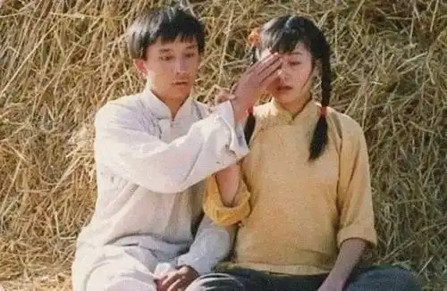 黄磊顺势而为,边走边唱
