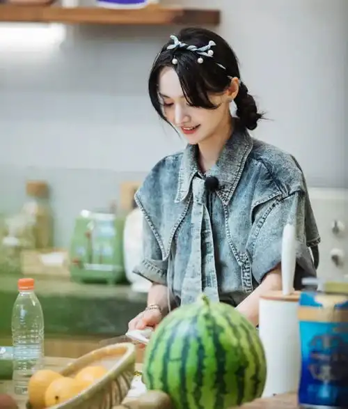 郑爽完全美回整容前了侧扎马尾配清新发箍,少女感持续在线
