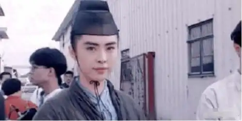 王祖贤早年前剧照流出,有谁看清她旁边的记者今却成为一线明星