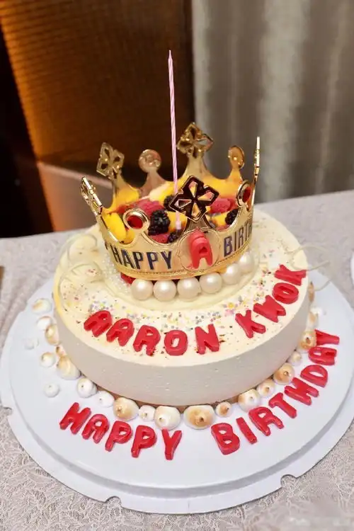 郭富城生日过后,方媛首晒一家三口合影,夫妻俩抱着女儿好温馨
