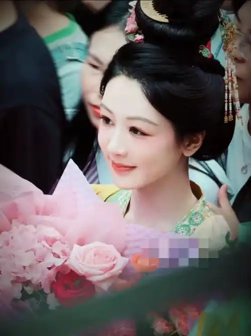 杨紫国色芳华终于杀青了,这个杀青造型显年轻