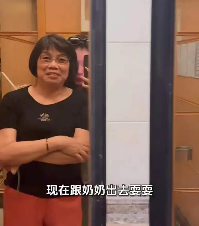 范志毅母亲办生日宴70多岁非常年轻,要求孙女精挑细选多谈恋爱
