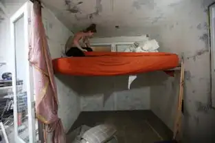 美式蜗居房租太贵美年轻人被迫住集装箱
