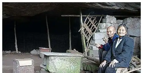 老夫妻蜗居山洞生4子女,供出2个大学生不愿搬离,爱在山洞看电

