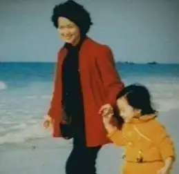 晒完女儿晒妈妈李小璐开心过母亲节

