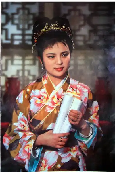 87版红楼梦之探春剧照又红又香又扎手的玫瑰,气度不凡