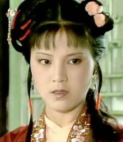 难怪王扶林让化妆师把李伊和袁玫化丑,她俩太美了,怕喧宾夺主