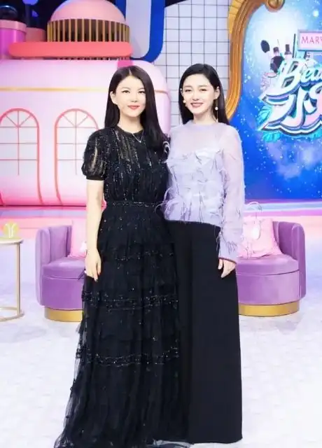 李湘终于不穿贵妇装,穿黑色碎花衬衫配包臀裙,端庄又优雅