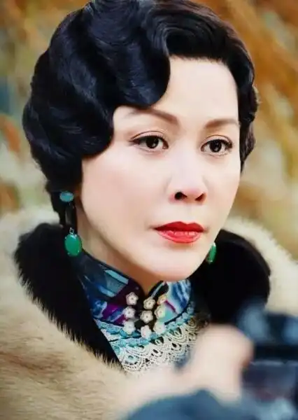 岁月让关之琳这么个美人也老成这样,王祖贤也找不到小倩的影子了
