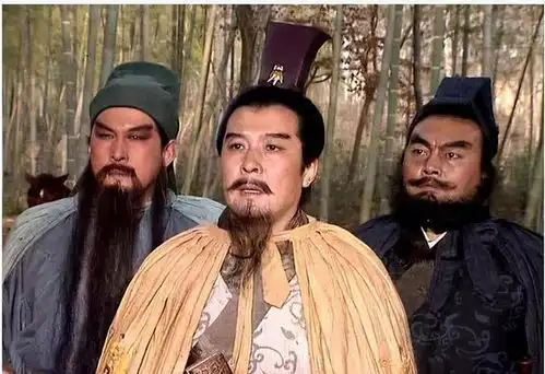 三国演义刘关张起兵时,因这缘由才造出青龙偃月刀丈八蛇矛
