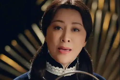 打针脸僵磨皮像假人,明星把皱纹当敌人,52岁咏梅靠一段话打脸
