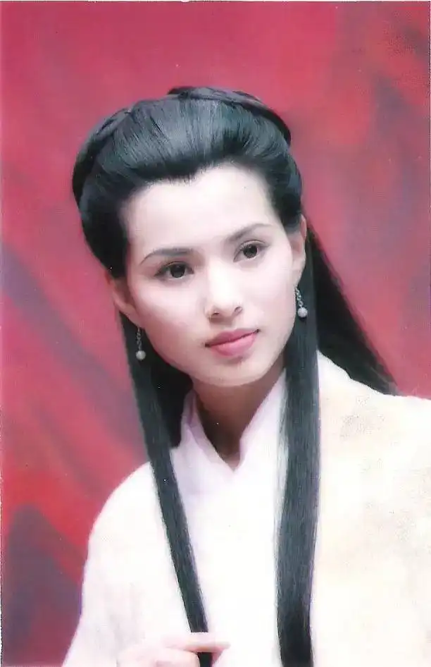 25年不见,小龙女李若彤有腹肌了
