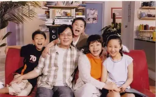 家有儿女春晚重聚,张一山杨紫携手献唱,一家人相处自然温馨