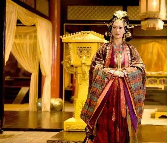 3岁乞讨却成影后,落魄到自杀后再夺金像奖影后,惠英红凭什么
