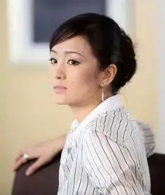 巩俐变身职场女王造型时尚性感很给力
