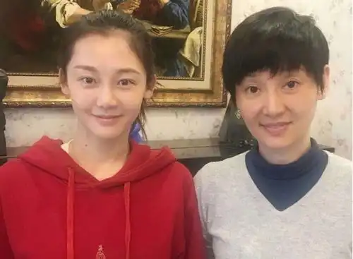 芳华四美现状钟楚曦杨采钰忙着拍戏,冯小刚最宠爱的苗苗很闲