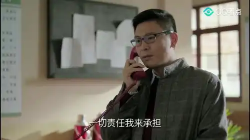 乡亲们担心自己挣的钱,鸡毛保证给他们发钱,大家却还是不放心
