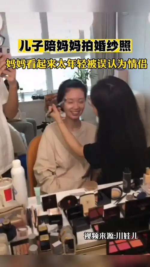 儿子陪妈妈拍婚纱照,妈妈太年轻被误认为情侣
