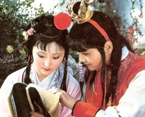 87版红楼梦花絮陈晓旭入戏时停不下来,裙子磨破好几条
