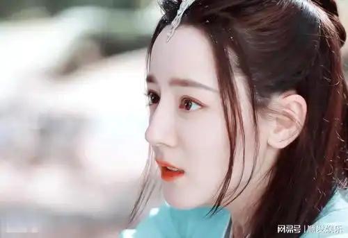 迪丽热巴与君初相识眼神戏代入感好强,剧情越看越下饭