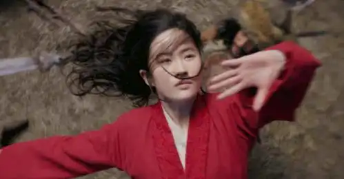 花木兰刘亦菲马上翻跟头,红衣戎装,看一眼就会心动
