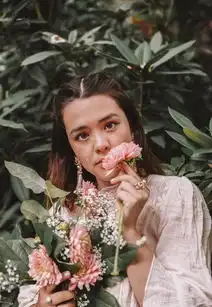 钟丽缇大女儿跟男友草坪上做游戏,两人环游世界,外籍男友超帅气