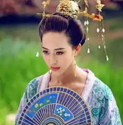 8位拿扇子的绝世美人,杨幂王艳蒋欣赵丽颖刘诗诗,谁最清纯

