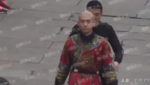 张一山鹿鼎记剧照曝出,身穿官服表情严肃,唐艺昕紧随其后
